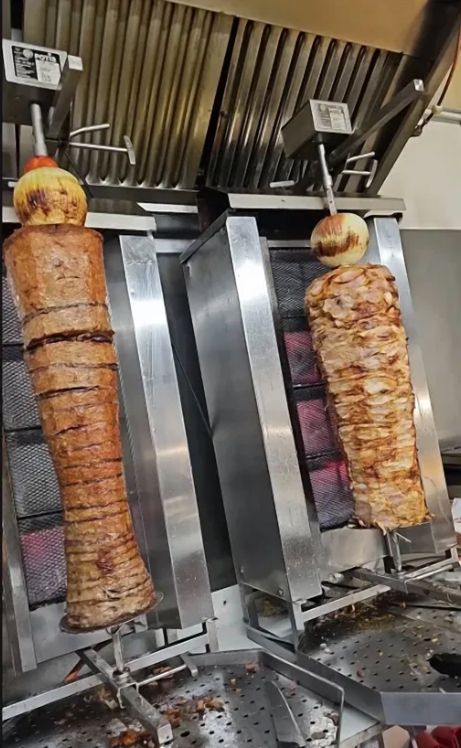 Zwei frisch gegrillte Drehspieße